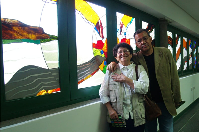 Gladys Meneses posa junto a su vitral en el Centro de la Diversidad Cultural. A su lado el profesor Benito Irady
