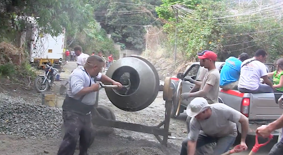 En La Peña Baja, vecinos trabajan en la construcción de su calle