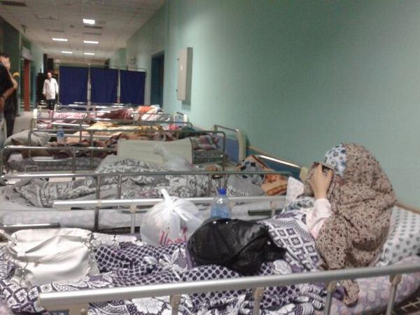 Aterradas -en los pasillos para evitar bombas- las mujeres hospitalizadas en El Wafa sufren a manos de Israel.