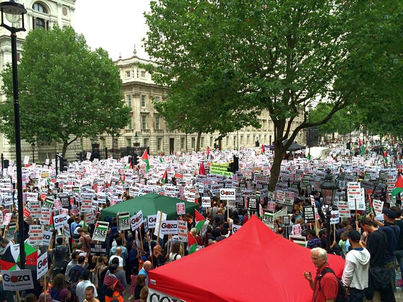 Miles de personas se manifestaron hoy en el centro de Londres contra los ataques israelíes en Gaza.