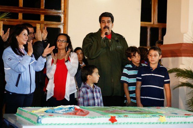 La actividad comenzó con el Cumpleaños Feliz y un espectáculo de fuegos artificiales / "El amor del pueblo sin lugar a dudas mantiene a Chávez vivo, porque Chávez somos todos, por hoy y por siempre" expresó el jefe de estado
