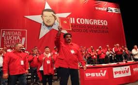 Maduro saluda mientras es aclamado como presidente del PSUV en su III Congreso