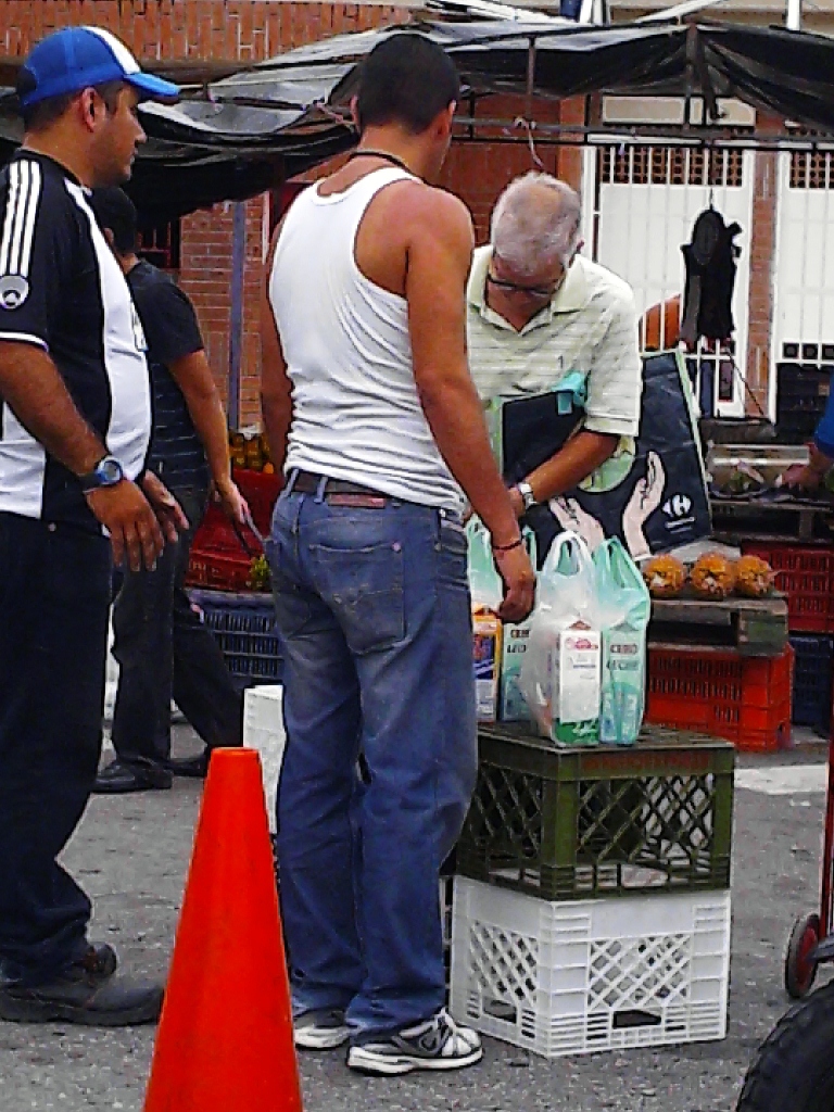 En la imagen se observa el “comercio ilegal” de productos Lácteos “los Andes” en el conocido mercado popular “Soto Rosa”