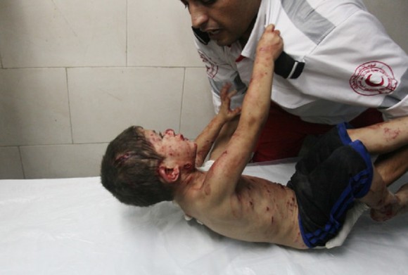 Niño palestino herido clama por su padre