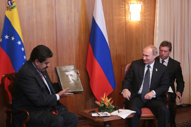 Putin obsequió al mandatario venezolano un libro realizado y editado en suelo ruso como un homenaje al presidente Eterno del pueblo venezolano, Hugo Chávez.