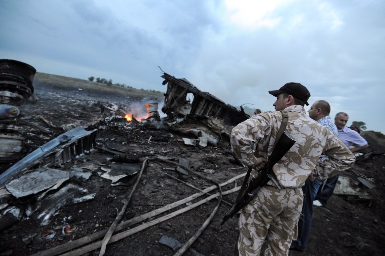 Rebeldes pro-rusos en Ucrania, inspeccionan restos del avión Boeing 777 de Malaysia Airlines, el cual fue derribado sobre el espacio aéreo de Ucrania, justo en la zona de combate entre los rebeldes pro rusos y el ejército Ucraniano.