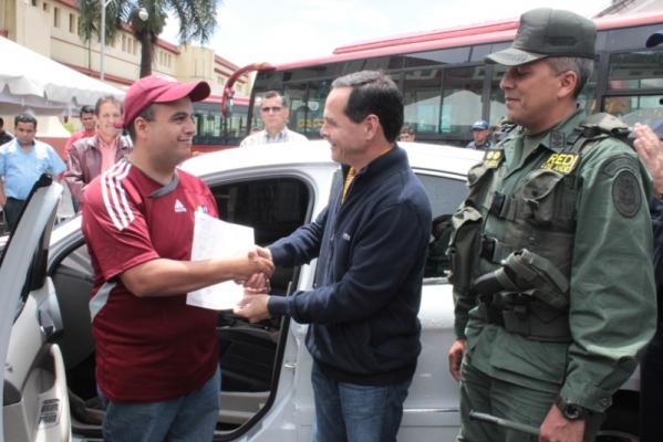 Jarry Rosales recibe de manos del gobernador Vielma Mora un taxi marca Orinoco modelo  Chevy año 2014.