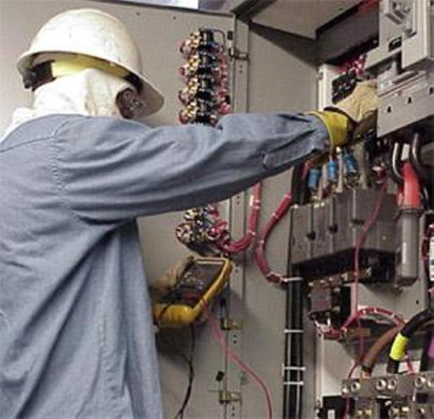 los trabajadores de sector eléctricos han visto deteriorarse sus condiciones.