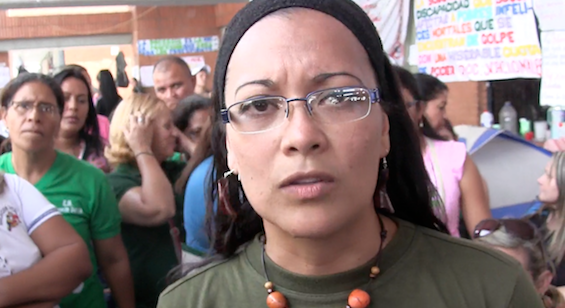 Yenny Sánchez, una de las voceras del Colectivo de lucha de trabajadores de la educación, explicando los motivos de la toma de la zona educativa del estado Lara