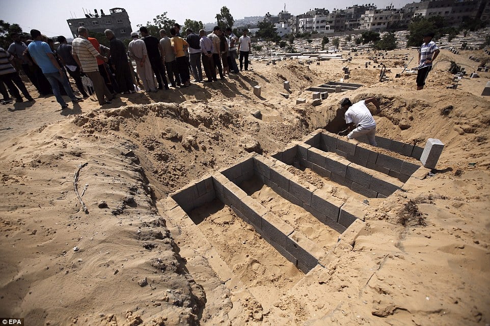 En Gaza cavan tumbas en la arena para enterrar a sus muertos