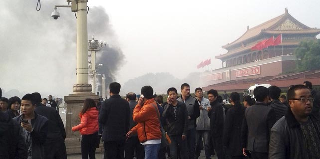 Imagen del atentado frente a la Ciudad Prohibida, en la céntrica plaza de Tiananmen de Pekín, el 28 de octubre de 2013