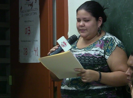 Yuliani Machado en el momento de leer la carta para Jaqueline Farias, en la Asamblea en el sector Santa Ana, Carapita