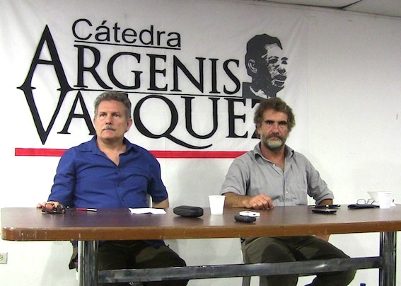 Los Expositores de la Cátedra Argenis Vásquez, de izquierda a derecha, Felipe Pérez y Roland Denis