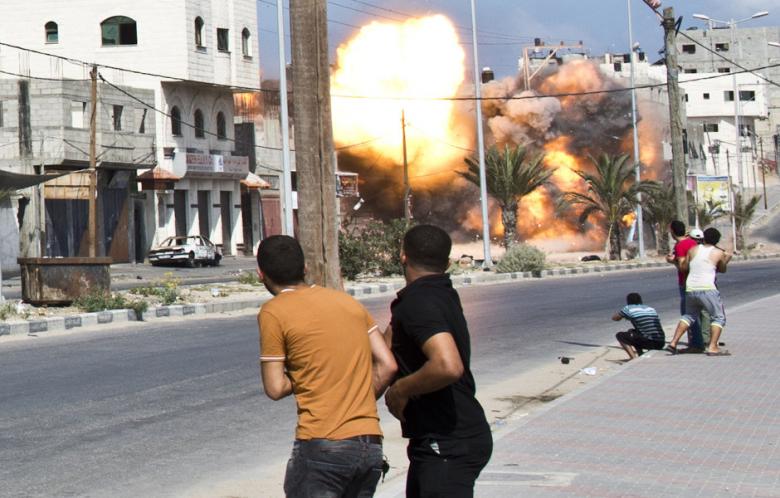 Así explota una casa por bomba israelí hoy 23 de Agosto de 2014 en Gaza