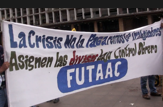 Concentración de la FUTAAC en la plaza Caracas. En esta pancarta se dice: "La crisis no la pagaremos los trabajadores. Asignen las divisas bajo control obrero".