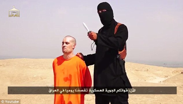 El periodista estadounidense James Wright Foley, junto a un militante del Estado Islámico