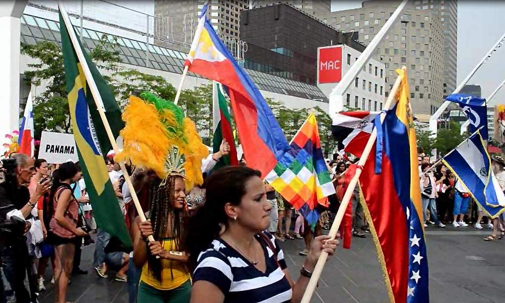 Banderas en el desfile de Nuestra América en Montreal