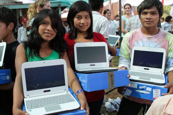 Inicialmente el Gobierno boliviano entregará 160.000 computadoras a estudiantes de sexto de secundaria, pero en los próximos años se espera que esa cifra se incremente a 1,2 millones para beneficiar a toda la población estudiantil del país.