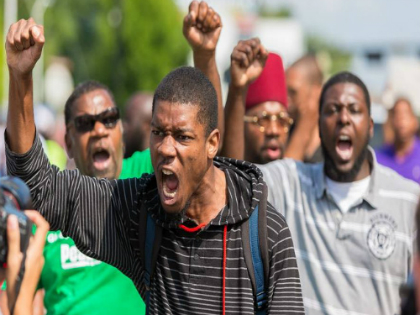Mucha tensión en Ferguson, y muchas protestas