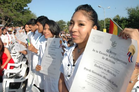 Cuba graduó este curso a 5.694 médicos de 59 países, la mayoría bolivianos.