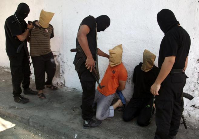 Miembros de Hamas preparan a los supuestos colaboracionistas para su ejecución pública