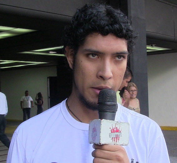 Cesar Romero estudiante de la UCV y militante de Marea Socialista declara para Aporrea desde las puertas del Ministerio Público