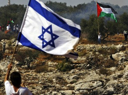 Bandera de Israel, atrás bandera de Palestina
