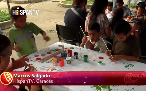 Niños que pintan juguetes para otros niños, que están a miles de kilómetros.
