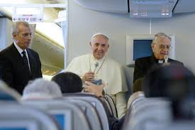 El papa Francisco en la conferencia de prensa en el avión de regreso a Roma