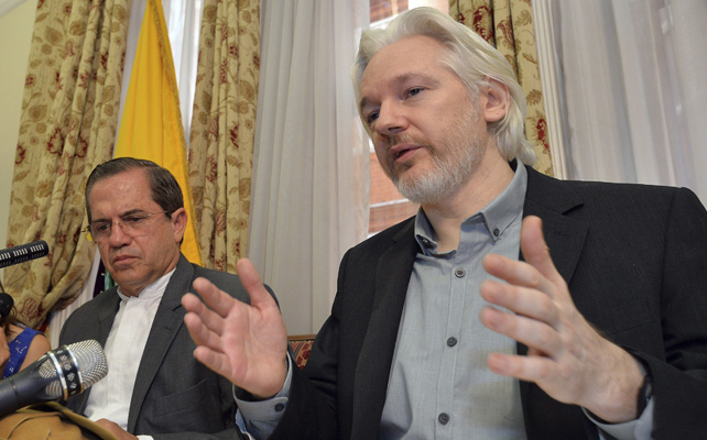 El canciller Patiño y Assange en rueda de prensa en la embajada de Ecuador en Londres