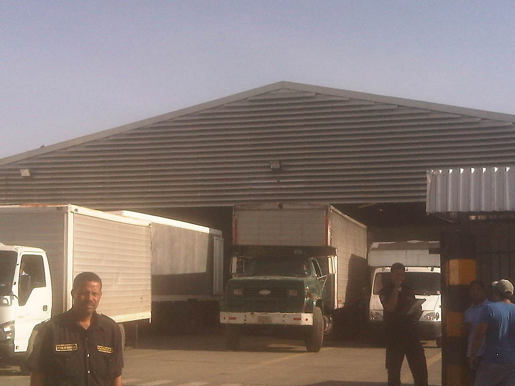 Camiones Tercerizados cargando Productos de PEPSI COLA VENEZUELA, C.A. Esto dentro de estas instalaciones DE LA AGENCIA PARALELA