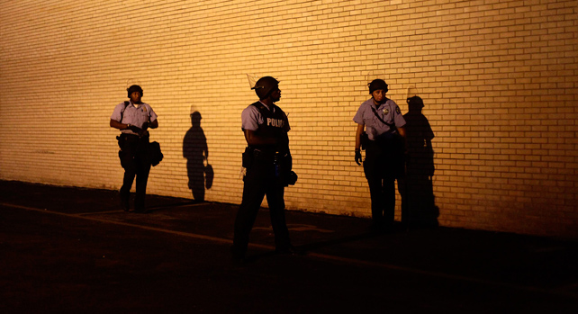 La policía antidisturbios durante las protestas nocturnas en la ciudad de Ferguson