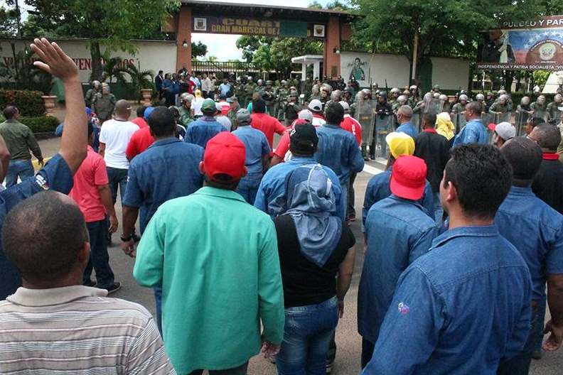 Sindicatos de Guayana se unen a Sutiss a las puertas del Core 8, por la liberación de sidoristas detenidos.