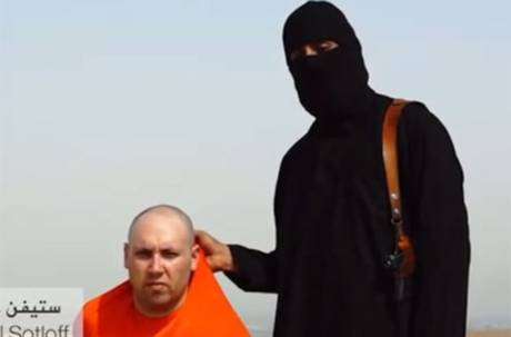 El militante del Estado Islámico que asesinó a Foley, presenta a quien parece ser el periodista Steven J. Sotloff