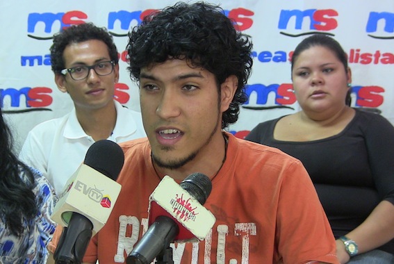 Cesar Romero en la rueda de prensa de la Juventud de la  Corriente Marea Socialista en Parque Central