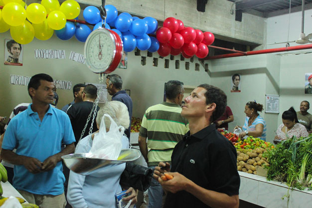 fue inaugurada ayer la Gran Feria de Hortalizas que alberga a más de 200 agricultores urbanos de la ciudad.