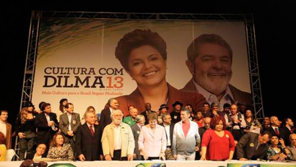 Junto a Dilma aparecen Chico Buarque y Leonardo Boff entre otros