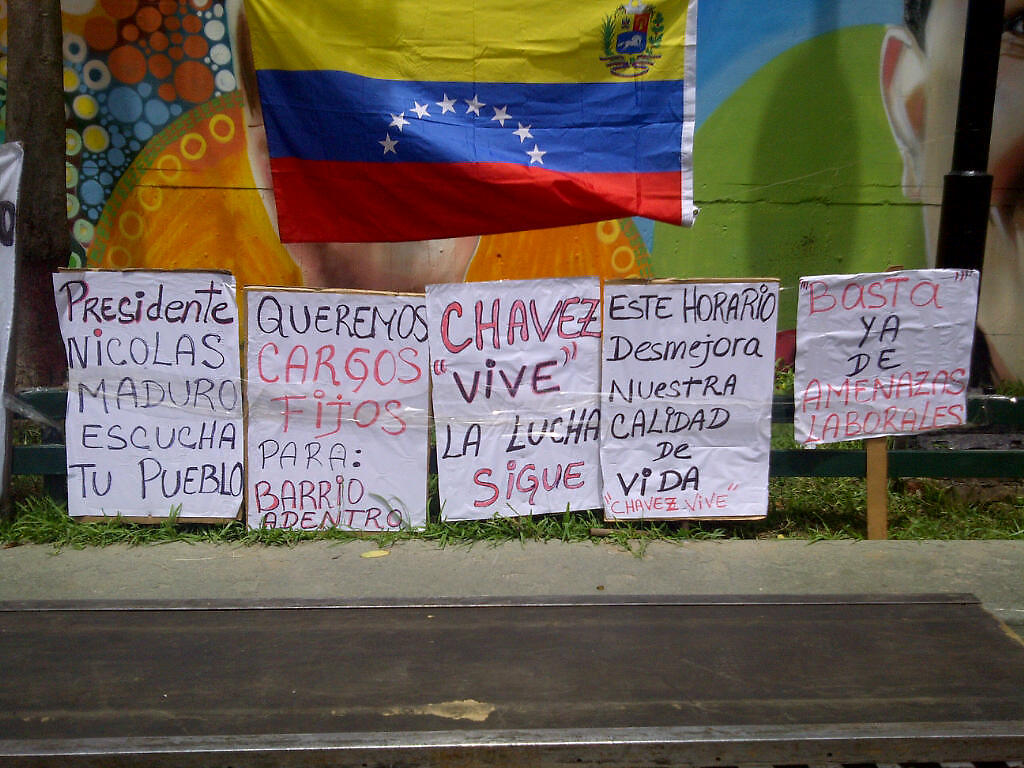 pancartas de protesta realizada por los trabajadores de la Misión barrio adentro