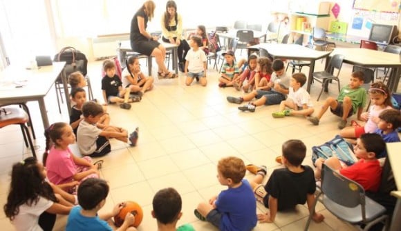 Niños de Israel en clases. También son víctimas de la guerra