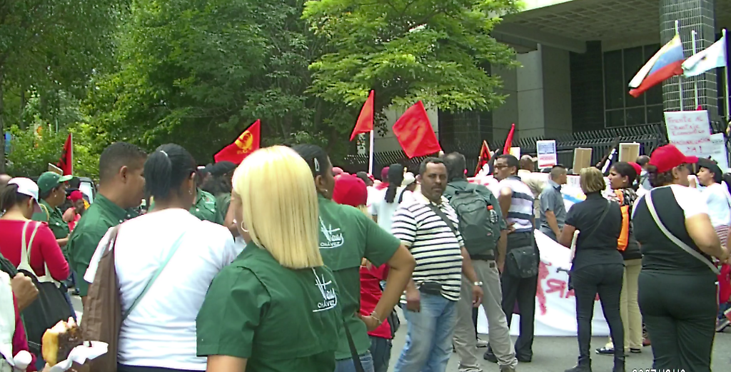 El pueblo organizado  protesta por sus derechos ante la institución que representa a la clase empresarial