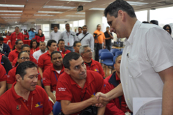 El ministro Manuel Fernández saluda a uno de los participantes del evento.
