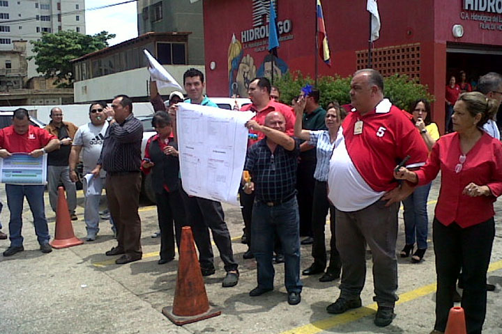 Raúl Ordoñez (franela roja y blanca) junto a los trabajadores