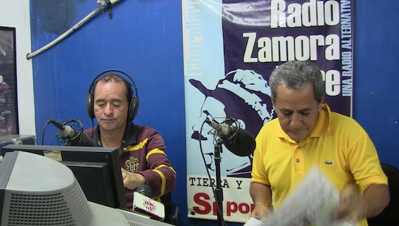 Ramón Martínez y Pablo Delgado ``Manito´´, de Colarebo, productores y conductores del programa Cabalgando por América, que se transmite todos los miércoles en Radio Zamora Libre 101.9 FM