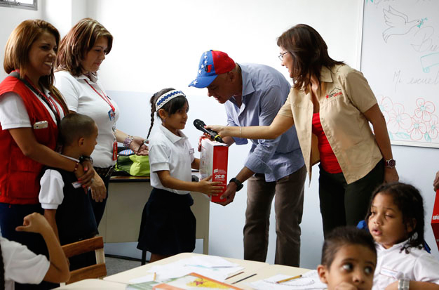 La jefa de Gobierno del Distrito Capital, Jacqueline Faria, junto al alcalde de Caracas, Jorge Rodríguez entregaron Canaimitas a los alumnos.