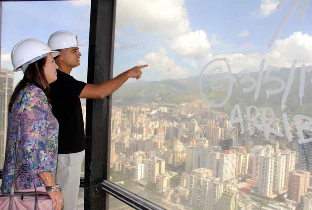 El ministro para Turismo, Andrés Izarra desde la Torre Este de Parque Central.