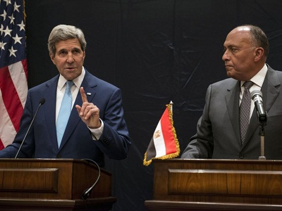 John Kerry y el canciller egipcio, Sami Chukri.