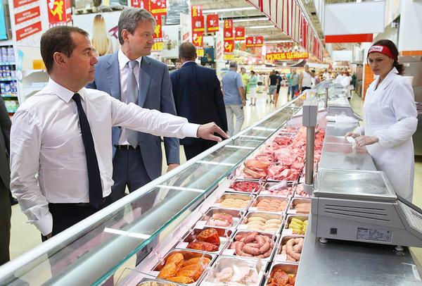 El primer ministro ruso personalmente supervisa precios y productos en supermercados de Rusia