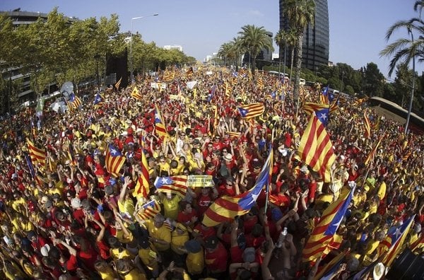 Casi dos millones de personas manifestaron al mundo que  Catalunya quiere ser independiente
del Imperio Español