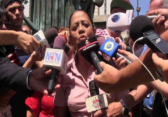 Yesenia Fuentes, durante su intervención en la Rueda de prensa de Asovic en puente Llaguno