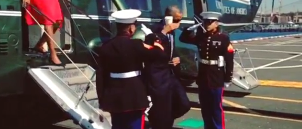 Obama saluda a un marino con una taza de café en la mano